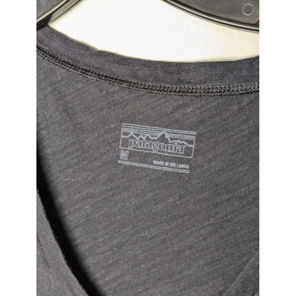 Patagonia Shirt‎ Women's Medium Side Current Short Sleeve V Neck Caymus Wine - Picture 3 of 4